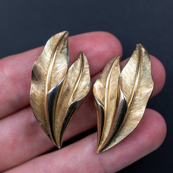 Vintage gold leaf earrings clip on, signed Crown Trifari leaves jewelry - Picture 8 of 16